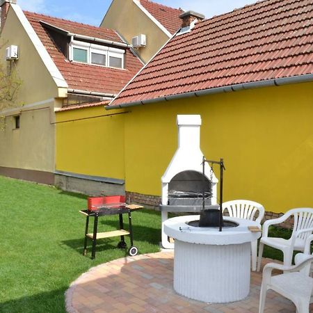 Liliom Apartman Gyula Exterior photo