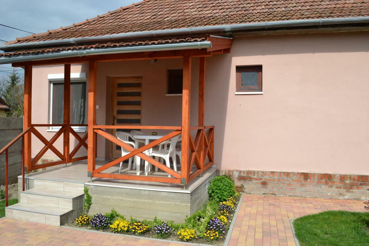 Liliom Apartman Gyula Exterior photo